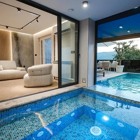 The One With Heated Pool & Jacuzzi *