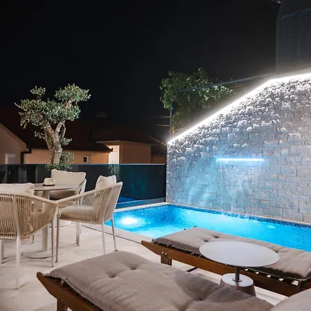 The One With Heated Pool & Jacuzzi Μόσταρ