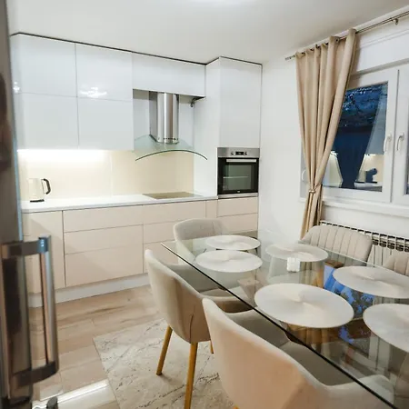 The One With Heated Pool & Jacuzzi Villa