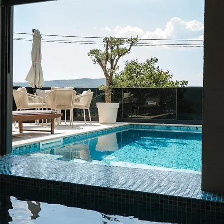 The One With Heated Pool & Jacuzzi Villa *