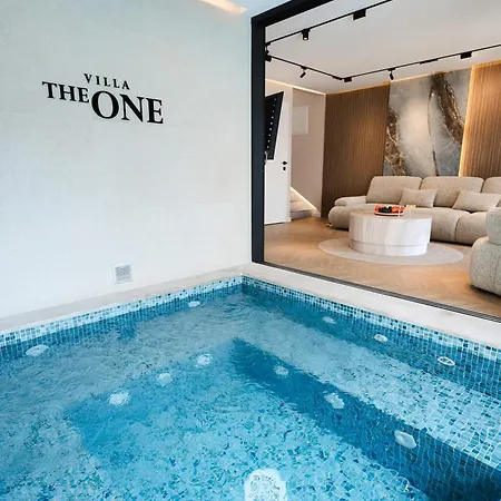 The One With Heated Pool & Jacuzzi