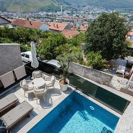 The One With Heated Pool & Jacuzzi
