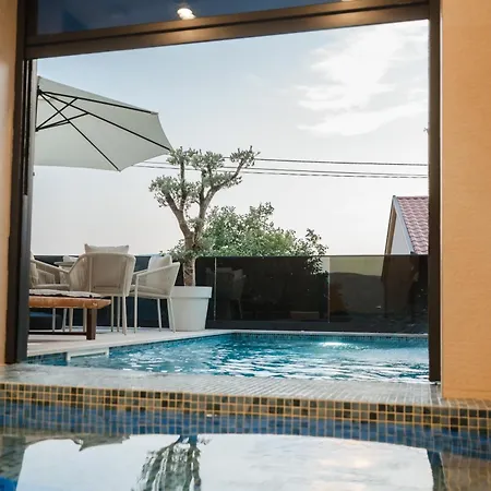 The One With Heated Pool & Jacuzzi