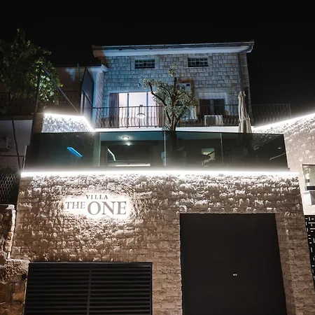 The One With Heated Pool & Jacuzzi *