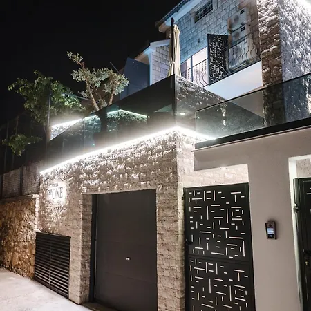 The One With Heated Pool & Jacuzzi